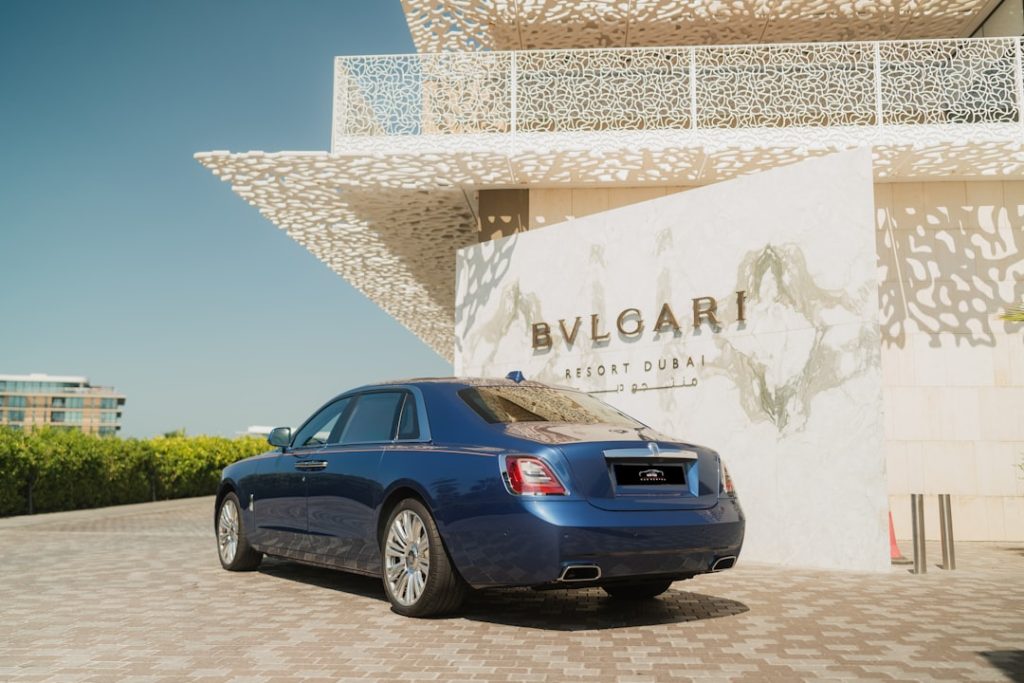 Chauffeur service in Dubai - luxury Rolls-Royce with private driver